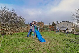 Parque infantil en Bermellar.jpg