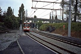 1er janvier 1983 : une motrice Duewag simple sur la ligne R bifurquant vers la gare à l'arrêt Pasteur. Sur la gauche on distingue l'ancien tracé vers la place du Théâtre.