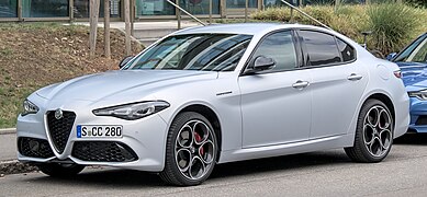 Alfa Romeo Giulia (2023) - right front view