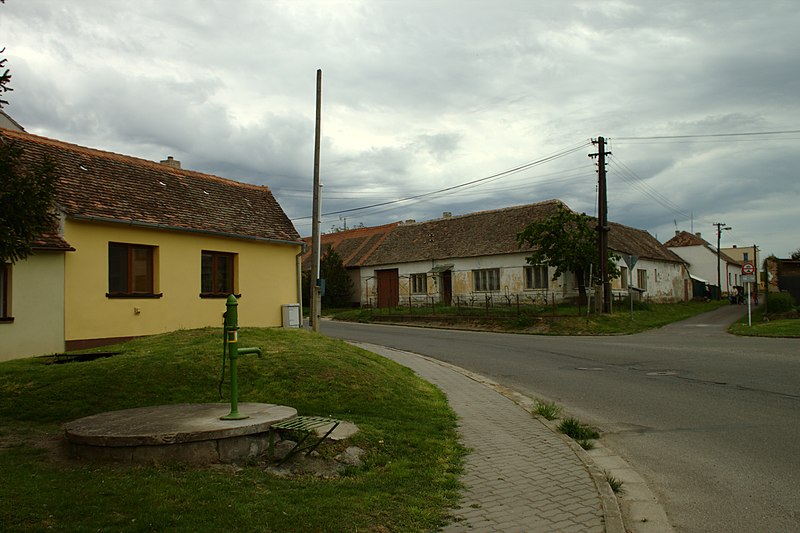 File:Prosiměřice, křižovatka.jpg