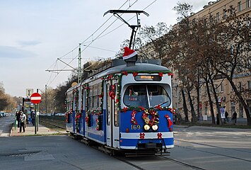 Aleja pomiędzy osiedlami Stalowym i Szkolnym oraz udekorowany świątecznie tramwaj.