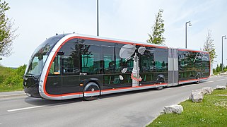 Bus (livrée rouge) de la N2, sur le site du CHU Amiens-Picardie.