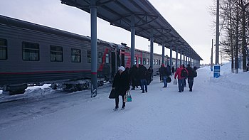 ノグリキ駅で発車を待つ愛称付列車「サハリン」2号（2015年）