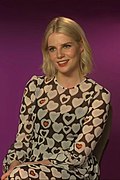 Lucy Boynton interprète Astrid.