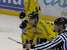 Photographie de Carl Mallette avec le maillot jaune de Rouen