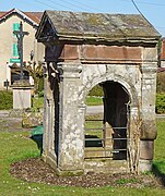 Fontaine sous pavillon.