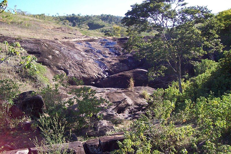 File:A cachoeira da Fazenda Lagoa Formosa - panoramio.jpg