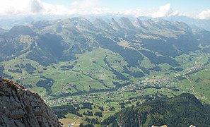 Gesamtansicht Churfirsten mit Nebengipfeln von Norden mit Obertoggenburg (Unterwasser, Alt St. Johann, Starkenbach): Gamserrugg, Tristenkolben, Chäserrugg, Hinterrugg, Schibenstoll, Zuestoll, Brisi, Frümsel, Selun, Wart, Schären, Nägeler, Glattchamm und Leistchamm (von links nach rechts)