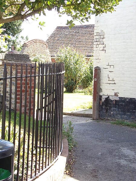 File:Path to St. Michael's Church - geograph.org.uk - 6578004.jpg