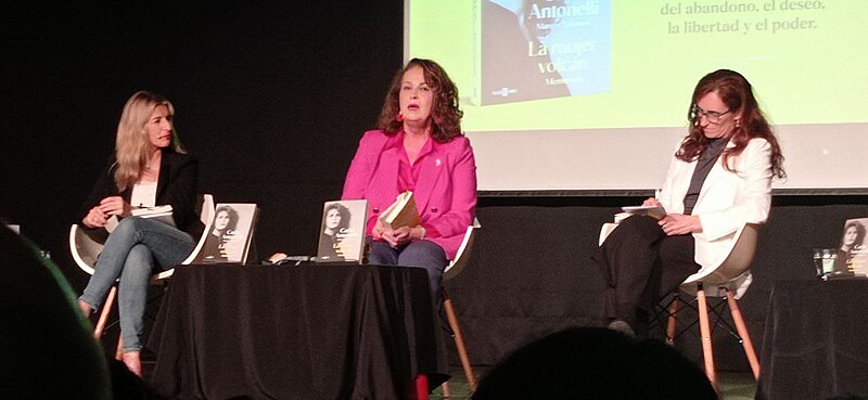 File:Presentación del libro La mujer volcán (Plaza y Janés) de Carla Antonelli y Marcos Dosantos.jpg