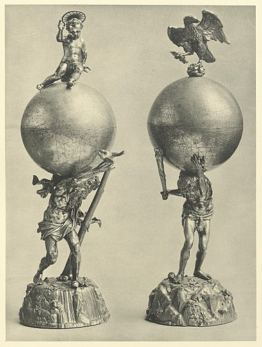 Zwei Globusträger auf Hügeln mit Laufwerk, links Christophorus mit der Himmelskugel, rechts Herkules mit der Erdkugel. Auf den gehämmerten Kugeln Himmel und Erde graviert von Johannes Schmidt in Augsburg. Die Figuren gegossen. Augsburger Arbeiten in weißem Silber, wohl von einem Mitglied der Familie Lencker, vor 1629 erworben