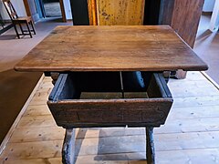 Table à piétement en X-Musée alsacien de Strasbourg (11).jpg