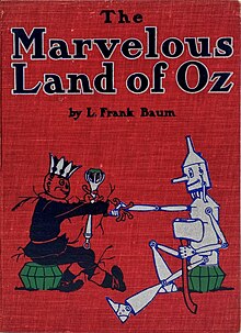 Rotes Buchcover mit dem Titel "The Marvelous Land of Oz" und der Darstellung zweier Charaktere