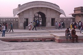 A rsoud inside Shahi Qila Lahore.jpg