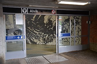 "Orm och irisar", väggmålning vid rulltrappan av Henjasaj Koda.