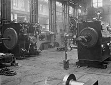 Cross compound Corliss mill engine 1900, shop assembled to ensure that the parts fit together and make any preliminary adjustments, the low-pressure cylinder is on the left, high-pressure cylinder on the right.[78][118]