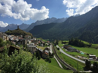 Dorf mit Bahnhof der Schmalspurbahn in den Bergen.