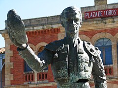 SA-plaza de toros monumento a El Viti 03.jpg