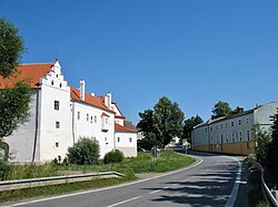 Pohled od silnice II/112 směrem k náměstí, vlevo jihovýchodní renesanční křídlo zámku