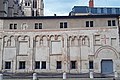 Façade ouest de la Manécanterie donnant sur la place Saint-Jean.