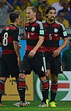 Höwedes während des WM-Halbfinalspiels 2014 gegen Brasilien mit Mesut Özil und Sami Khedira