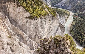 Flimser Bergsturz (de), en Suisse, le plus grand glissement de terrain connu au monde[réf. nécessaire] aux effets encore visibles, vu depuis une plateforme à touristes. Septembre 2022.