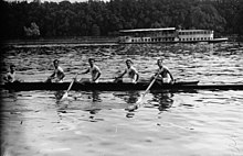 Photographie en noir et blanc d'un bateau d'aviron.