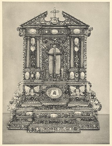 Der Hausaltar aus Korallen, Halbedelsteinen und Email. Augsburger Arbeit vom Ende des 17. Jahrhunderts