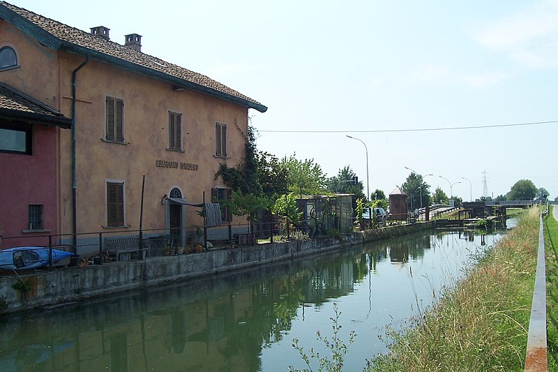 File:Navigli di Milano Naviglio Pavese19.jpg