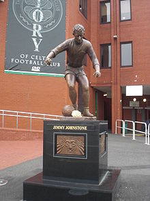 statue d'une footballeur balle au pied