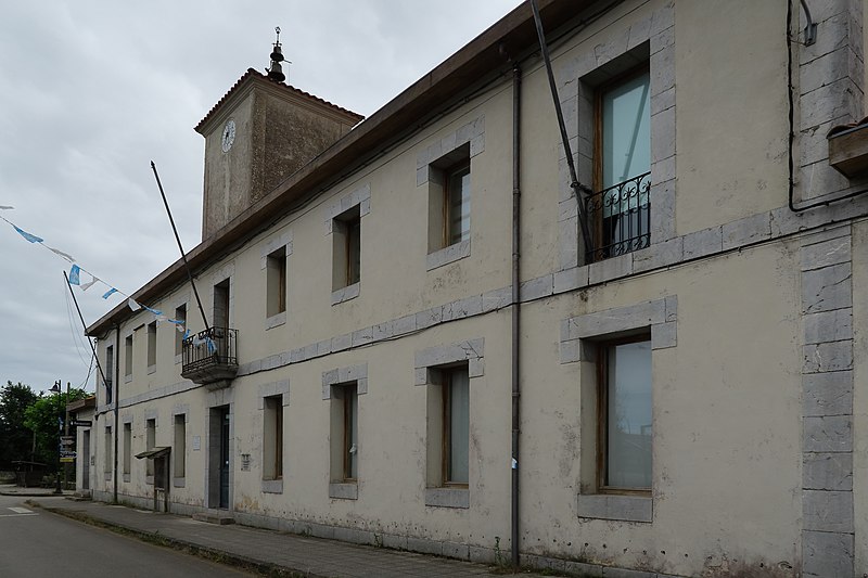 File:Poo (Llanes), escuelas públicas.jpg