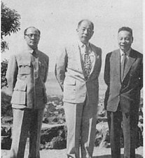 1960年摄于台北北投少帅禅园。左起:刘乙光、张学良、蒋经国。