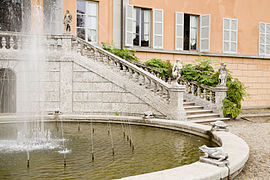 Fontaine et escalier de la façade sud.