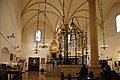 Intérieur de la synagogue Stara à Kazimierz avec la bimah entre les piliers et l'arche sainte au fond.