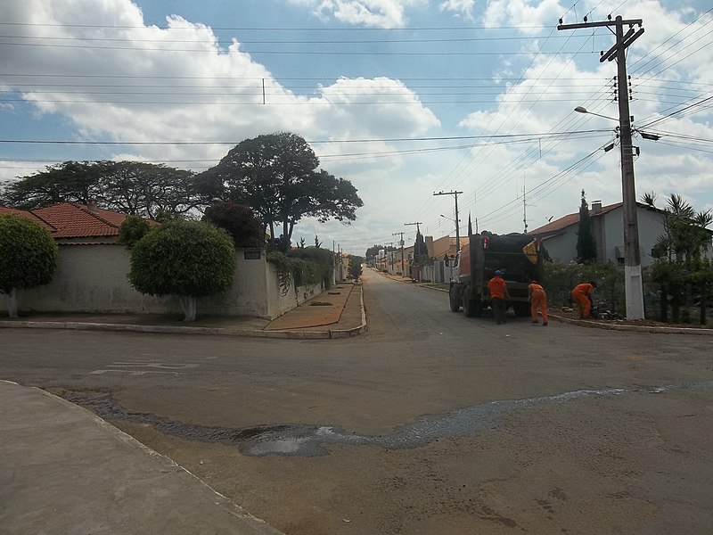 File:Rua Manoel Luís Pêgo, Acácias - panoramio (14).jpg