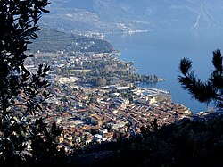 Riva del Garda kasama ang Lawa ng Garda sa harapan