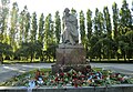 Frauenstatue „Mutter Heimat“ am Vorplatz des Ehrenmals