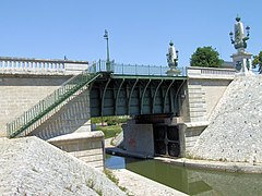 L'ancienne branche du canal latéral à la Loire, version 1838, venant de Châtillon-sur-Loire passant sous le canal latéral, version 1896, en sortie du pont-canal de Briare.