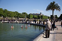 Piscina centralis cum navigiolis minutis, quae homines libenter plassant