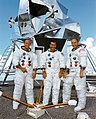 Pete Conrad (vľavo), Richard Gordon (v strede) a Alan Bean (vpravo) pózujú pred maketou lunárneho modulu