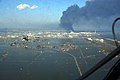 仙台市宮城野区沿岸上空から北向きに仙台港周辺を空撮（2011年3月12日）