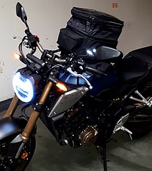 Turmartig maximal ausgezogener Tankrucksack auf einer Honda CB650R