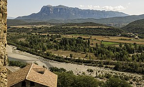 Vistes del riu Cinca al seu pas per L'Aïnsa. En segon terme la Serra Ferrera amb Penya Montanyesa