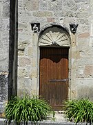 Porte de la façade sud de l'église.