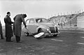 Henk Hoogeveen, vítěz z Le Mans 1950, s cestovním Minorem na okruhu Zandvoort v Holandsku (1949)