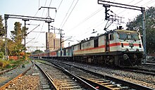 Elektrolokomotive WAP-7 (weiß) mit LHB-Reisezugwagen. Hinter der Lok ist der Generatorwagen.