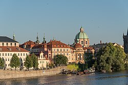 A Vörös Csillagkeresztes Lovagok kolostora és a Szent Ferenc-templom kupolája