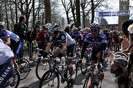 Renners tijdens de Ronde van Vlaanderen 2010 op Den Ast