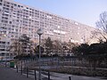 Mouchotte-Gebäude am Gare Montparnasse, vom Jardin Atlantique aus gesehen