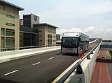 Bus der Linie B1 auf freier Strecke